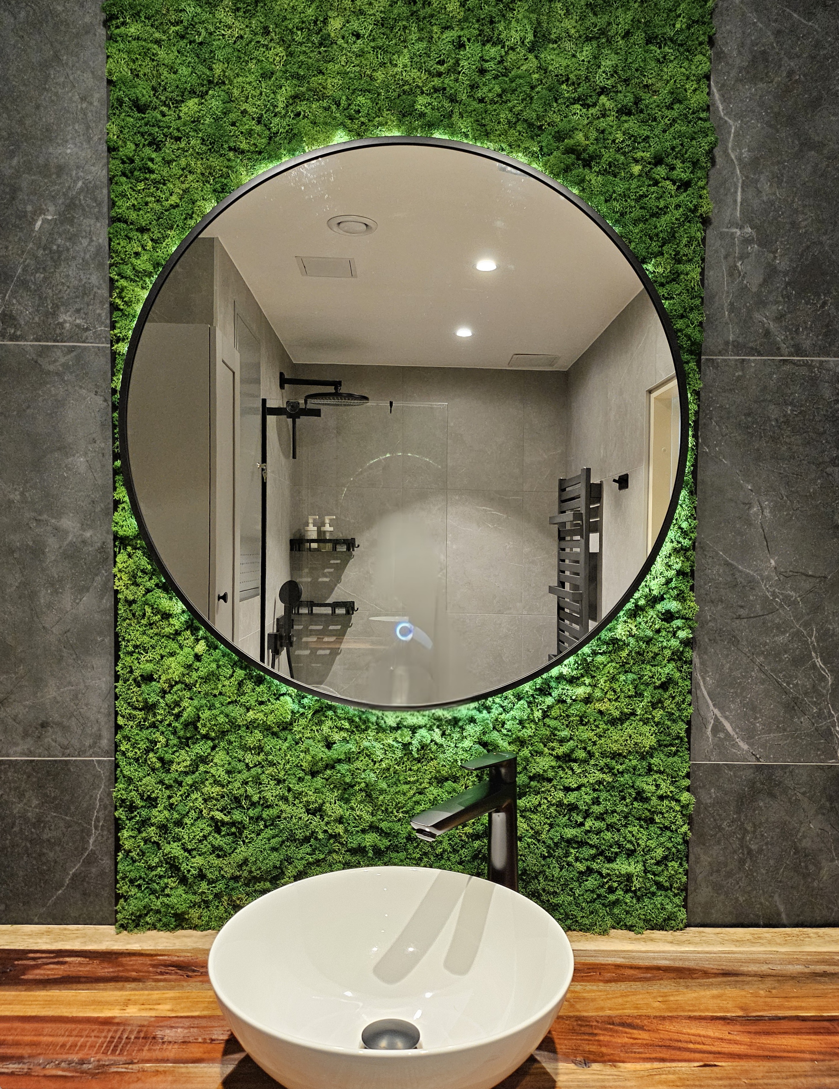 Big wall mirror(With background)